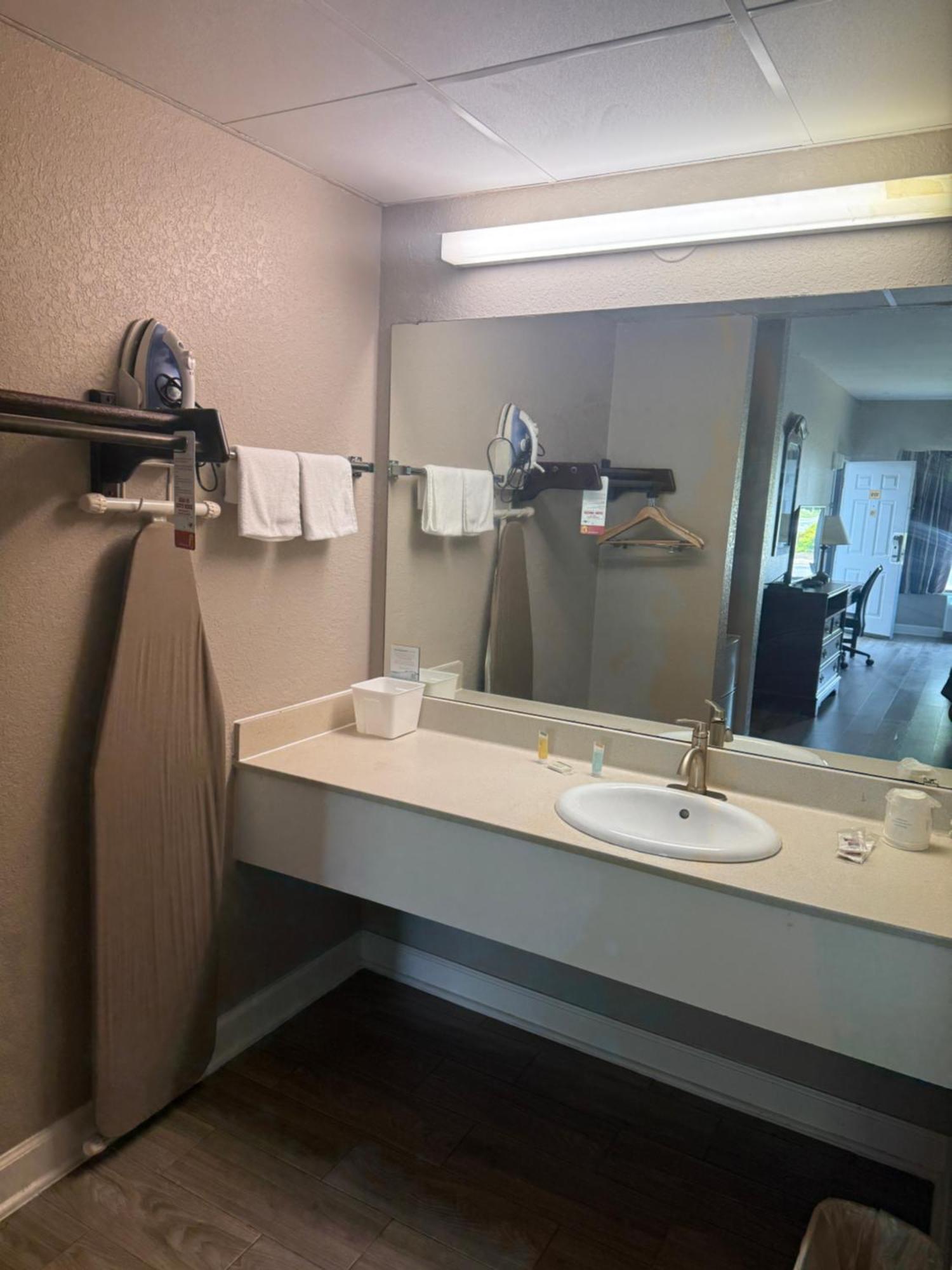 Motel Super 8 By Wyndham Petersburg Esterno foto